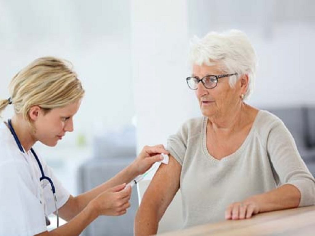 Il vaccino anti Covid di AstraZeneca ha mostrato buoni risultati in termini di sicurezza e immunogenicità in adulti anziani sani, dai 56 anni in su