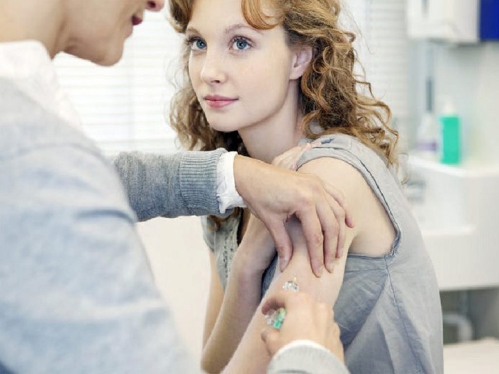 Tumore collo dell'utero: prima ci si vaccina, meglio è