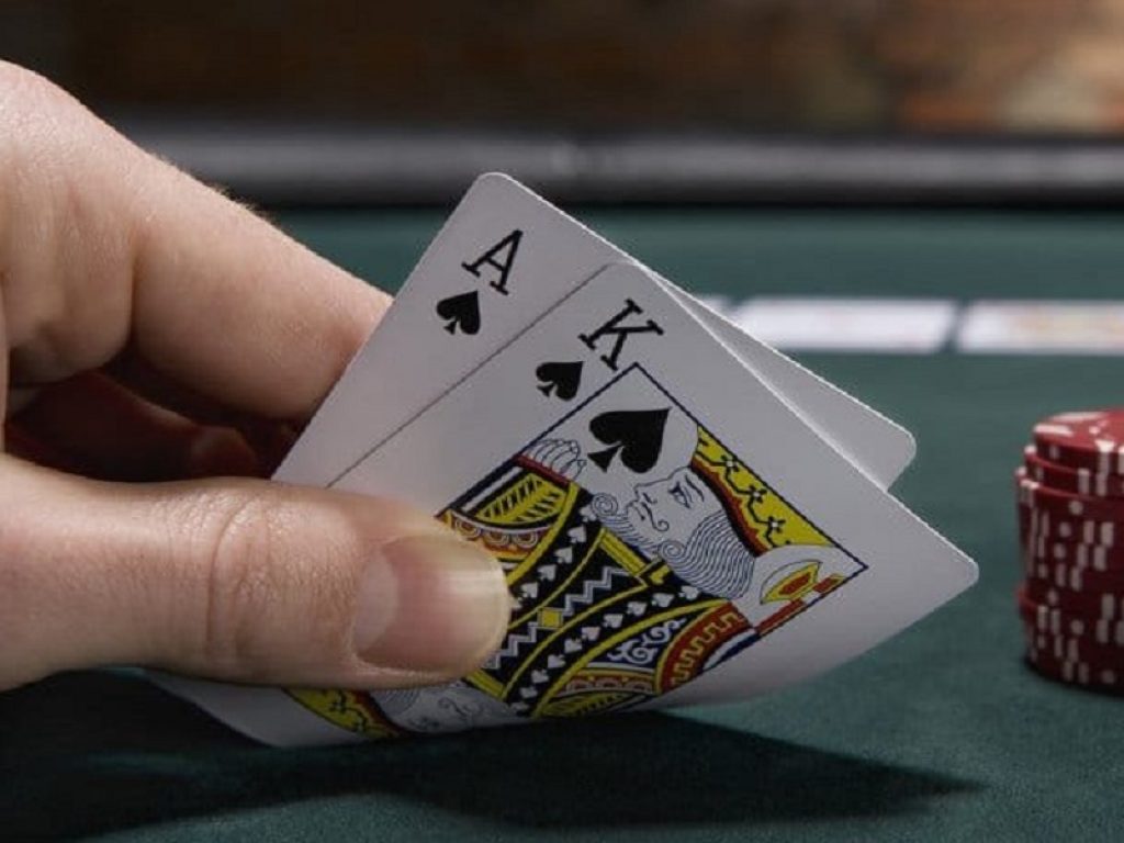 Il blackjack è uno dei giochi online più apprezzati e conosciuti ma è noto anche per essere un passatempo per geni matematici: ecco come si gioca