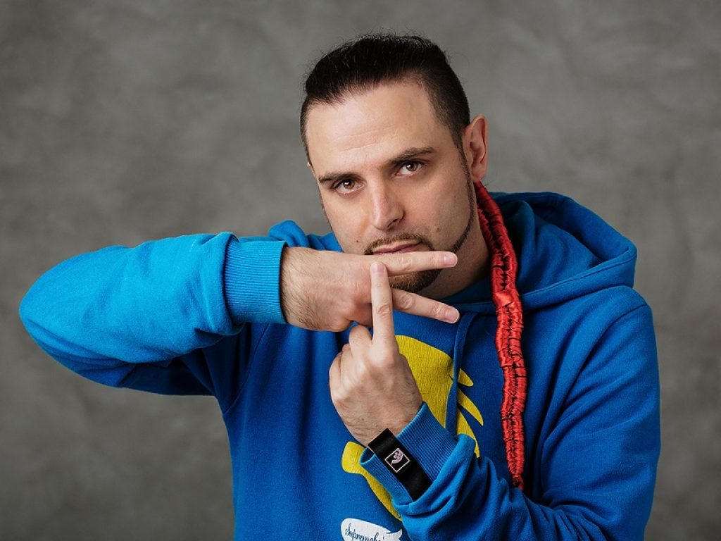 "Fin Cumò" è il primo album solista del rapper friulano Dj Tubet: il disco è disponibile su tutti i negozi digitali e in formato cd