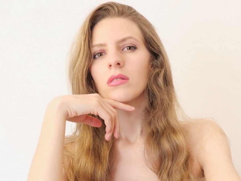 Ilaria Di Nino online con il singolo "Savior"