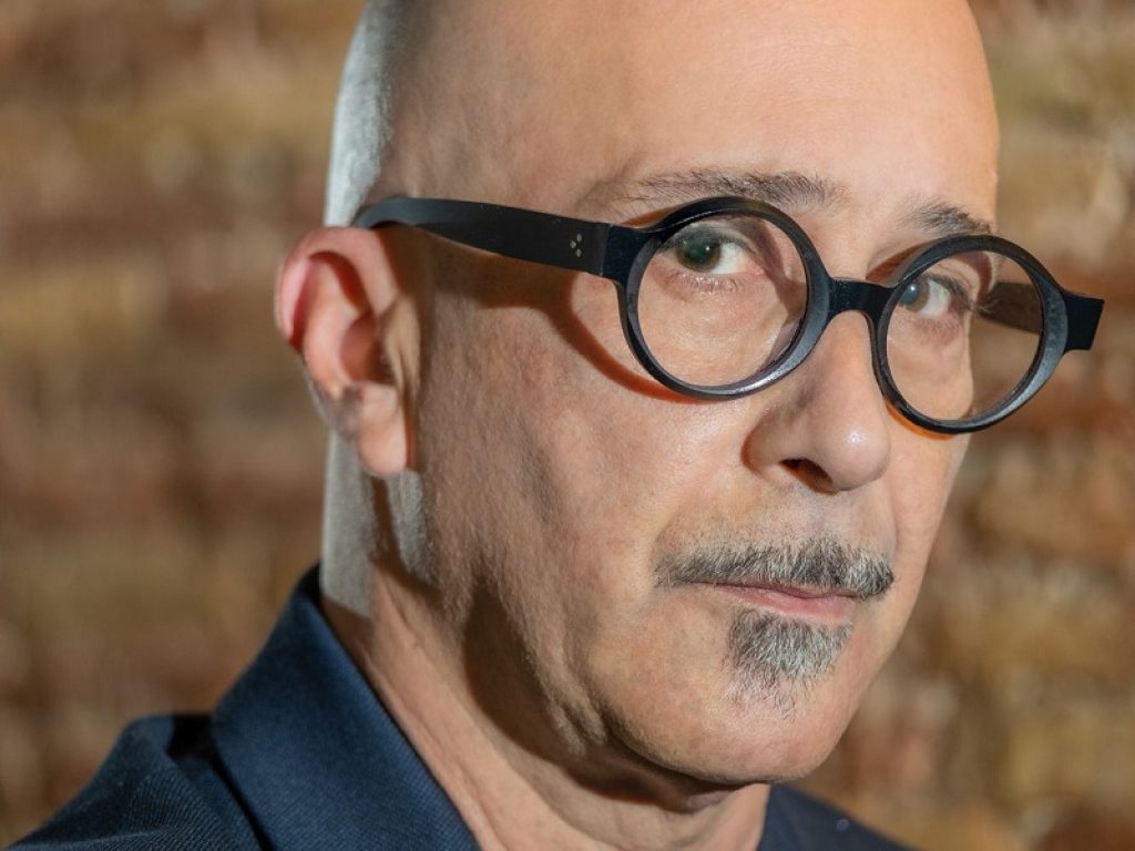 In radio e in digitale "Adesso con chi stai?" del cantante e musicista siciliano Samaritano: il brano vede il feat. di Mario Venuti