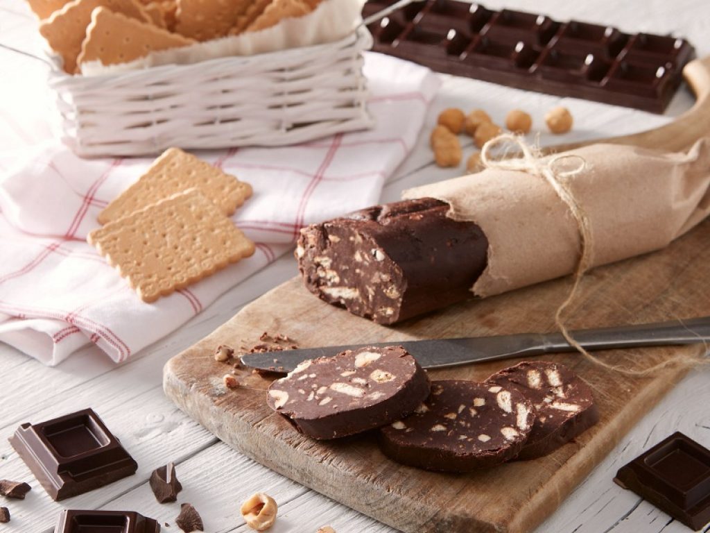 Alcuni alimenti sono da evitare per diminuire il rischio acne: dai carboidrati raffinati al cioccolato, dal latte scremato agli oli vegetali ecco la lista