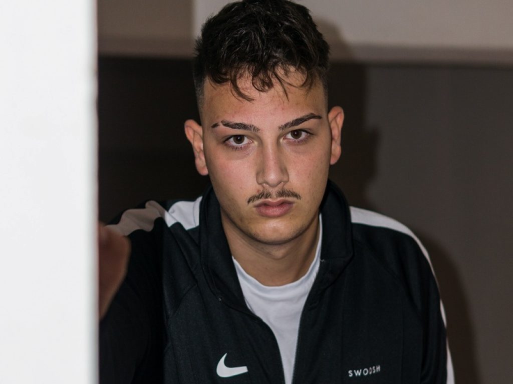 Achille online con il nuovo singolo "Silenzio"