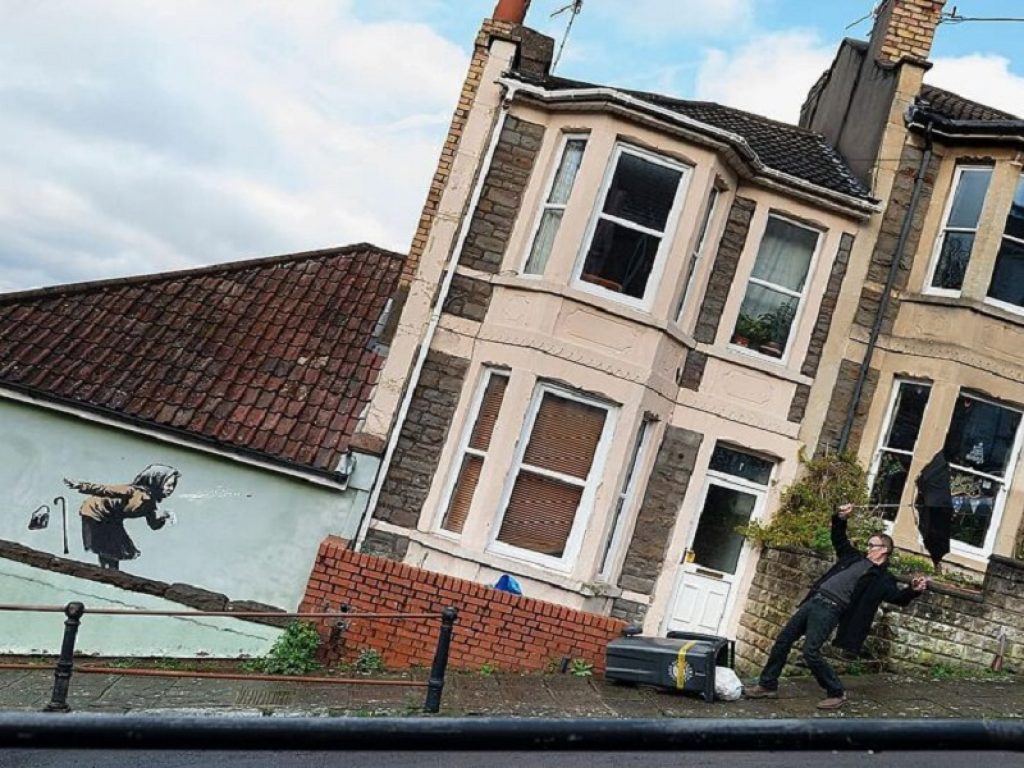 La dentiera vola via nella nuova opera di Banksy