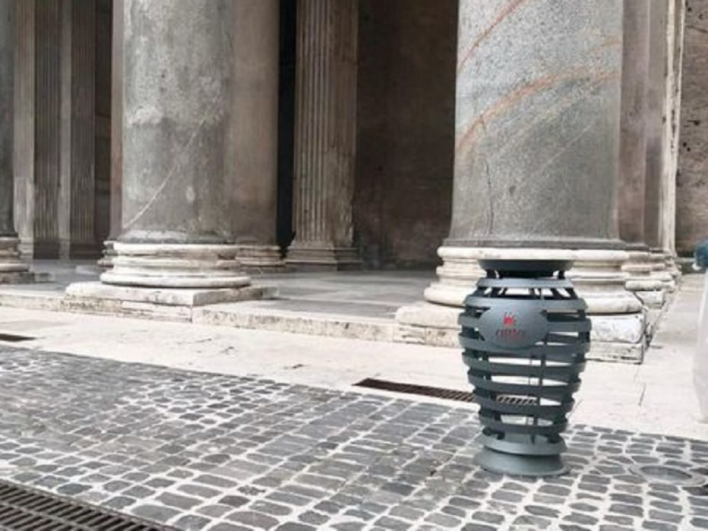 Roma: nuovi cestini dei rifiuti sembrano urne e Taffo approva
