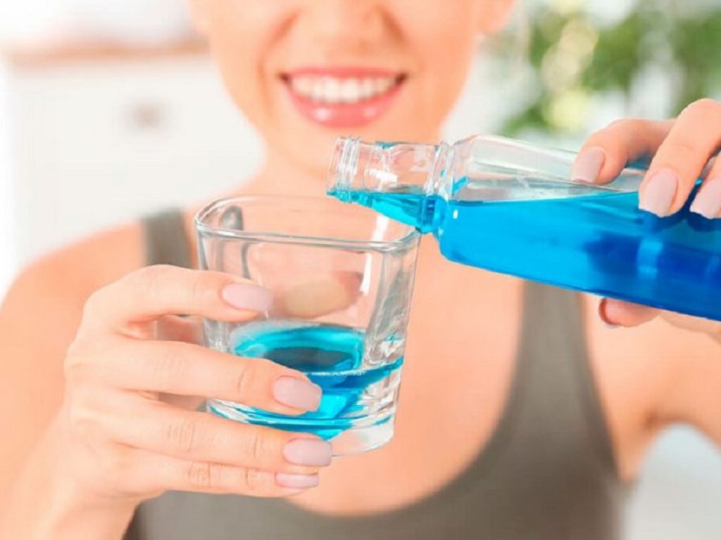 Il collutorio è inutile contro il Covid