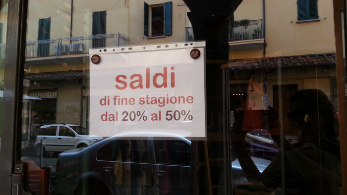 Diminuisce il flusso di consumatori ai punti vendita durante i primi giorni di saldi estivi sul territorio nazionale: bene solo casalinghi e abbigliamento