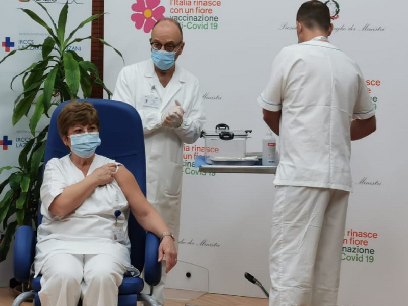 V-Day, stamani allo Spallanzani i primi vaccinati contro il Covid. Conte: "Oggi l'Italia si risveglia, questa data ci rimarrà per sempre impressa"