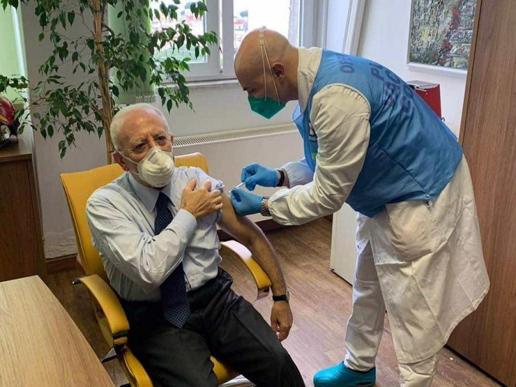 Covid, De Luca si vaccina: è pioggia di polemiche