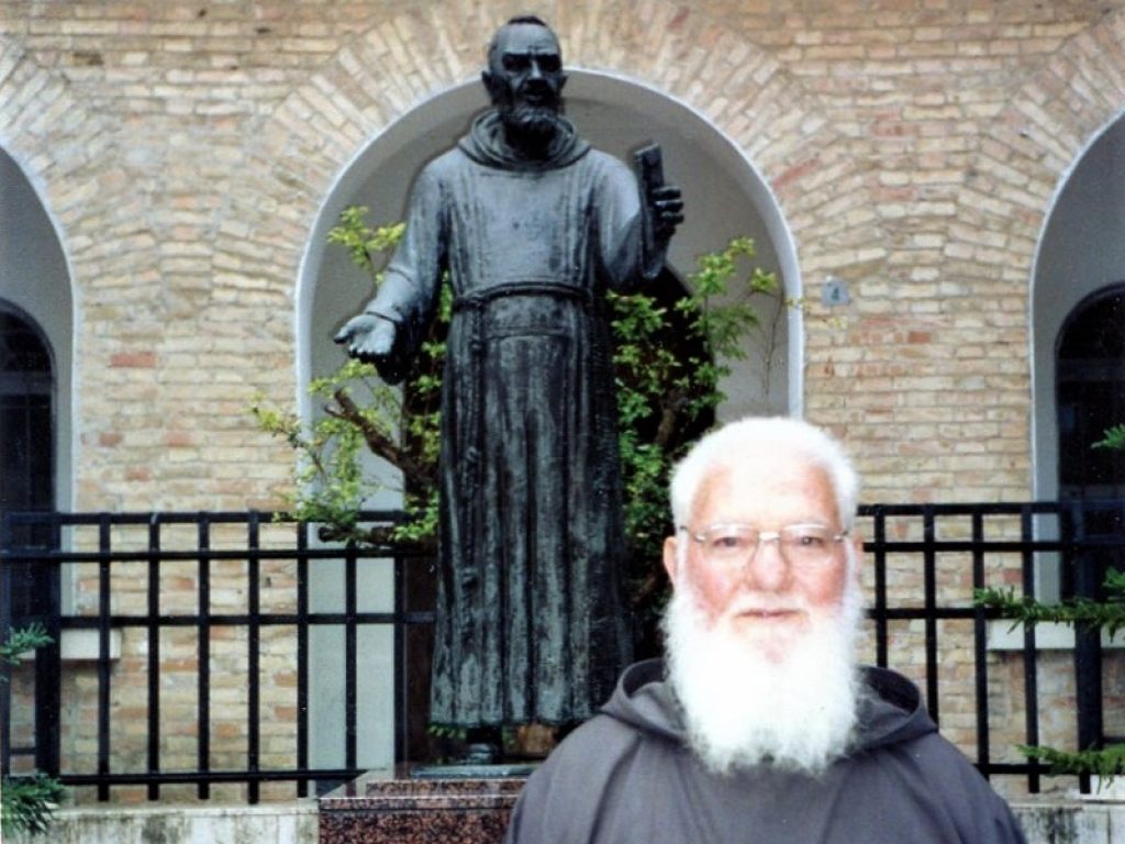 La storia di Vincenzo, il frate cercatore seminatore di speranza sulla scia di Padre Pio, raccontata da Antonio Bini