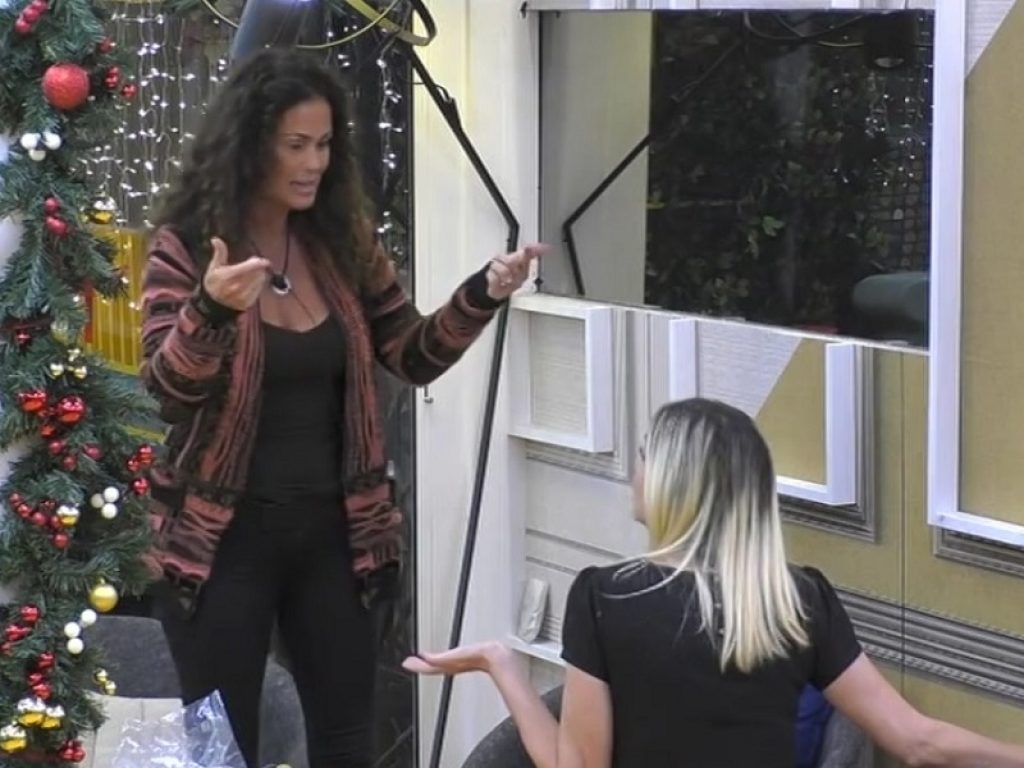 GFVip, Samantha De Grenet si azzuffa con Stefania Orlando: “Sei una psicopatica”. Sfiorata la rissa dentro la casa più spiata d'Italia