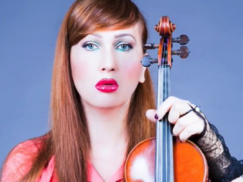 "Il nostro mondo" di H.E.R. nell'album "Voci per la libertà""Il nostro mondo" di H.E.R. nell'album "Voci per la libertà"