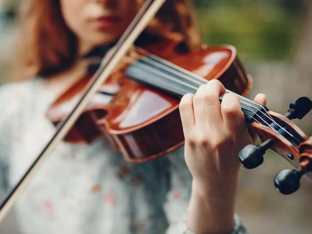 Torino, con la plastica riciclata si costruiscono violini per le scuole: ecco StraTivari, il progetto sviluppato nel quartiere Falchera