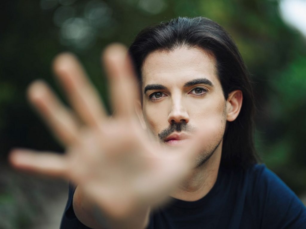 Kay Awen torna con il singolo "I Bring Love"