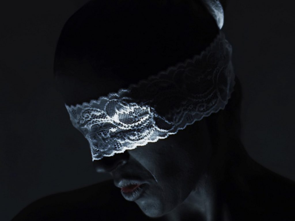 Lyre debutta con "Broken Flowers"