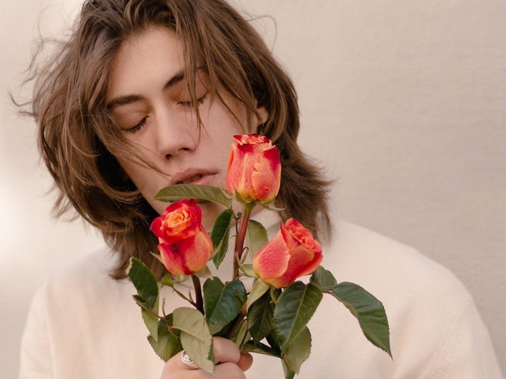 Nicolò Marangoni canta "La tua stanza piena di fiori"