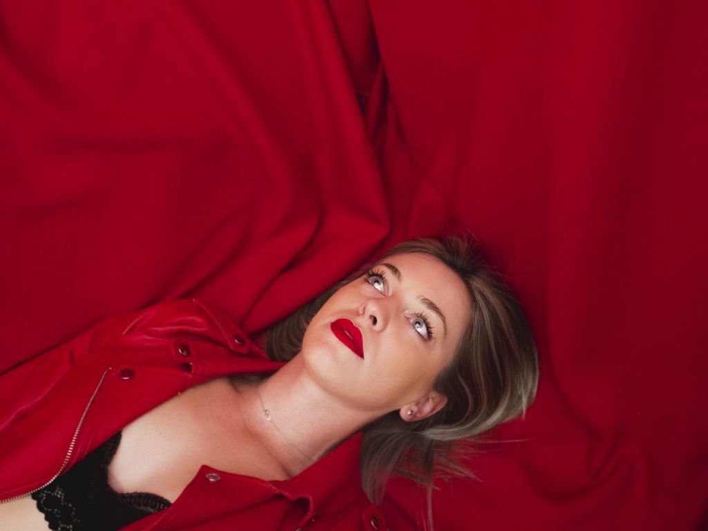 "Dentro e fuori" è il primo singolo di Oana