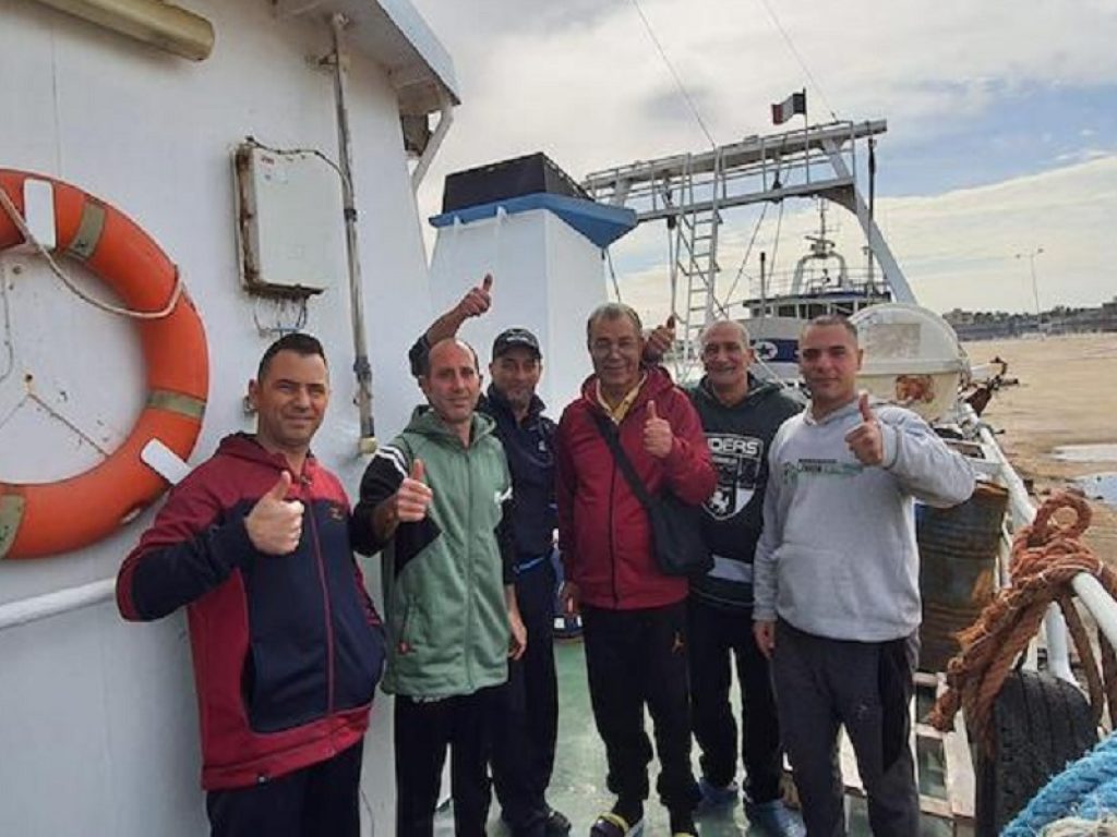 I pescatori di Mazara del Vallo sono liberi: per i 18 marittimi sequestrati nel Paese nordafricano finisce un incubo durato oltre cento giorni