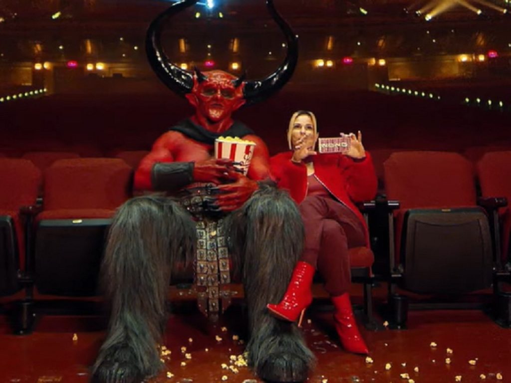 Satana e il 2020 innamorati nello spot virale di Ryan Reynolds