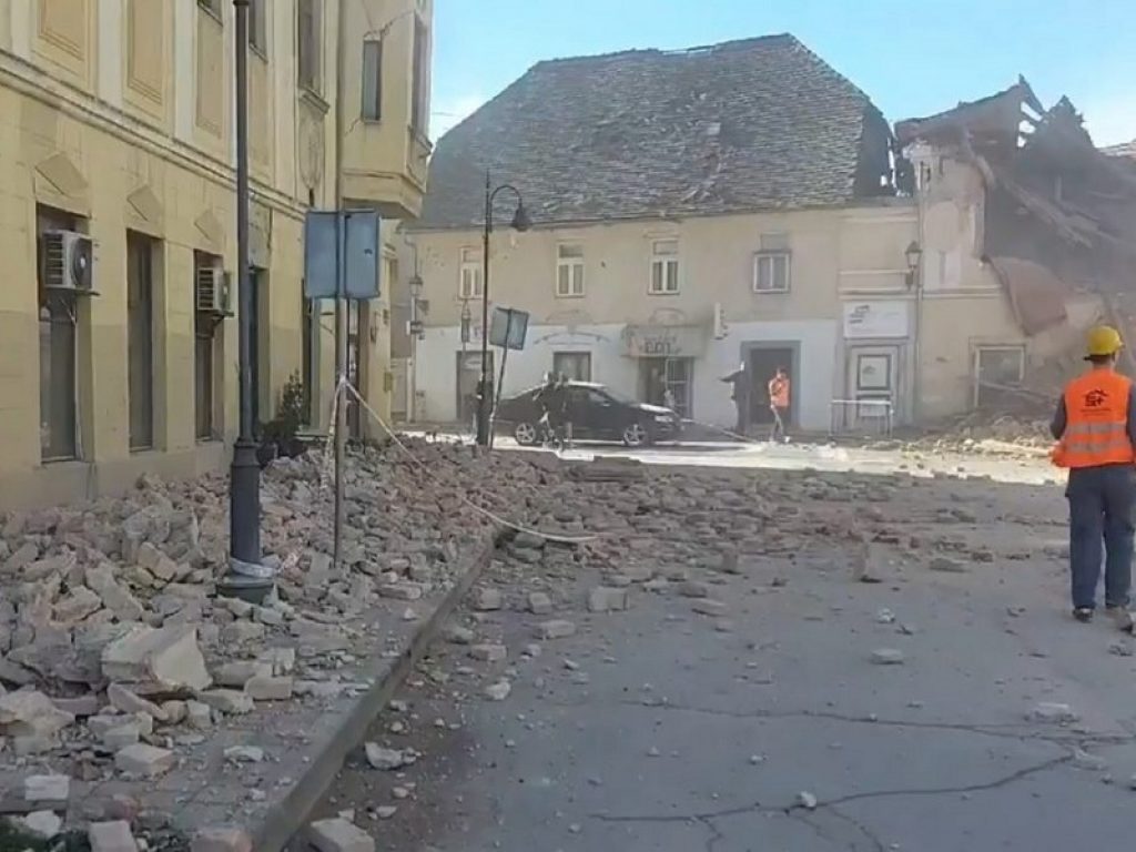 Forte scossa di terremoto in Croazia con epicentro a Petrinja, 50 km a Sud di Zagabria: edifici crollati e feriti, il sisma è stato avvertito anche in Italia