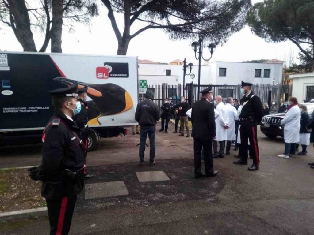 Covid, i vaccini Pfizer sono arrivati la sera del 25 dicembre nella casema Salvo D'Acquisto. La mattina di Santo Stefano sono stati portati allo Spallanzani