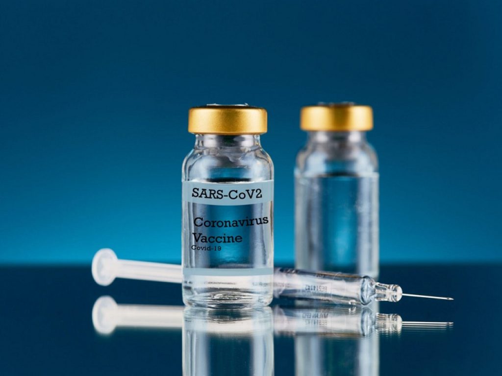Il vaccino Pfizer-Biontech è sicuro ed efficace anche contro la variante inglese del Covis: ok da Agenzia Europea per i Medicinali e Commissione europea