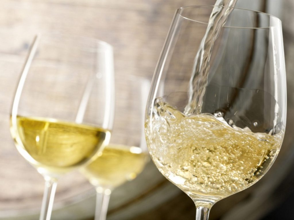 Il Riesling della Mosella è uno dei vini bianchi più pregiati al mondo: ecco perché piace così tanto e le enoteche dove si può comprare