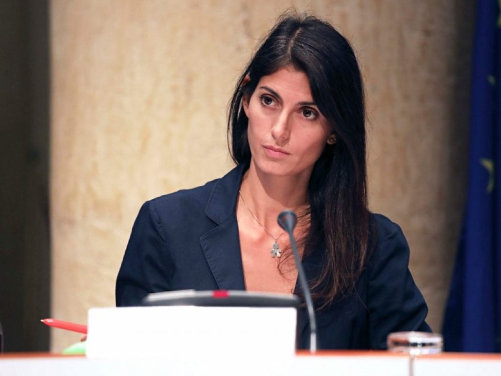 Virginia Raggi assolta dall'accusa di falso per la nomina di Renato Marra al Dipartimento turismo del Comune: “Mia vittoria, M5s rifletta”