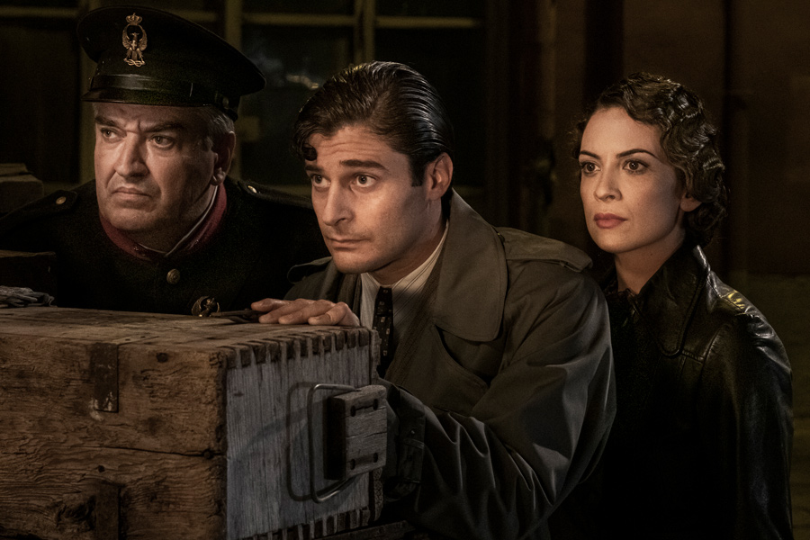 Lino Guanciale è Il Commissario Ricciardi: ecco le anticipazioni della prima puntata della fiction in onda in prima visione da stasera su Rai 1