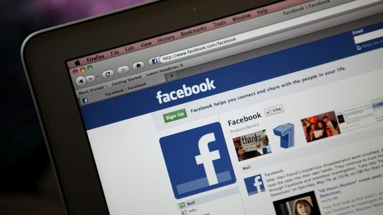 Facebook riduce i contenuti politici