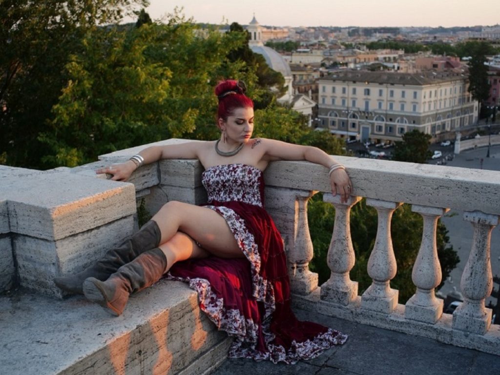 I'm Erika in radio con "The Lady is a Queen"