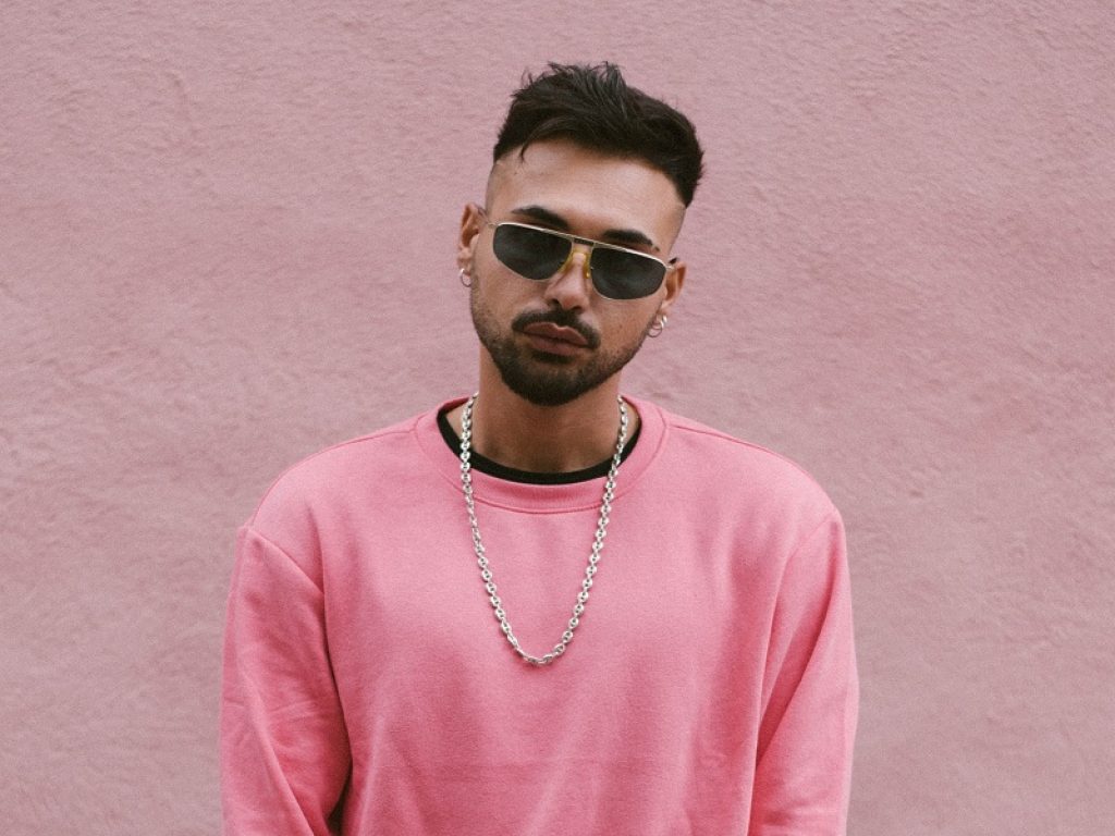 Simone Rossi inaugura il suo 2021 con il nuovo singolo "Alone (Na Na Na)"