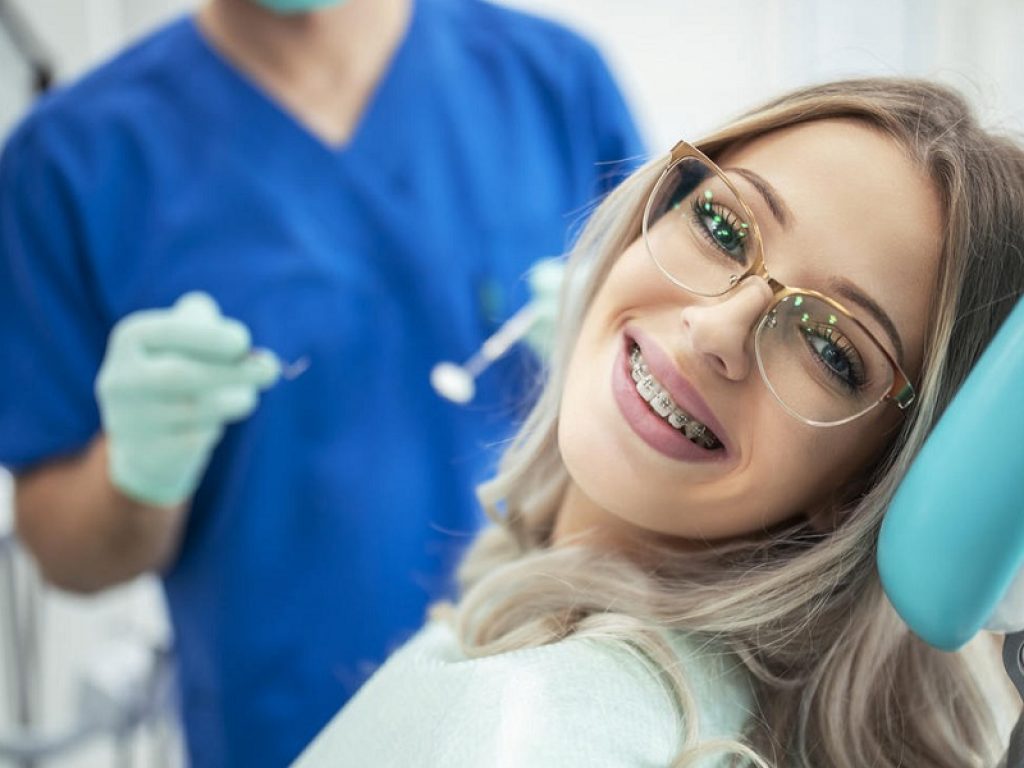 Denti: le differenze tra apparecchio fisso e trasparente