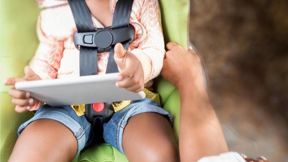 Bimbi e mal d'auto: niente videogiochi per prevenirlo