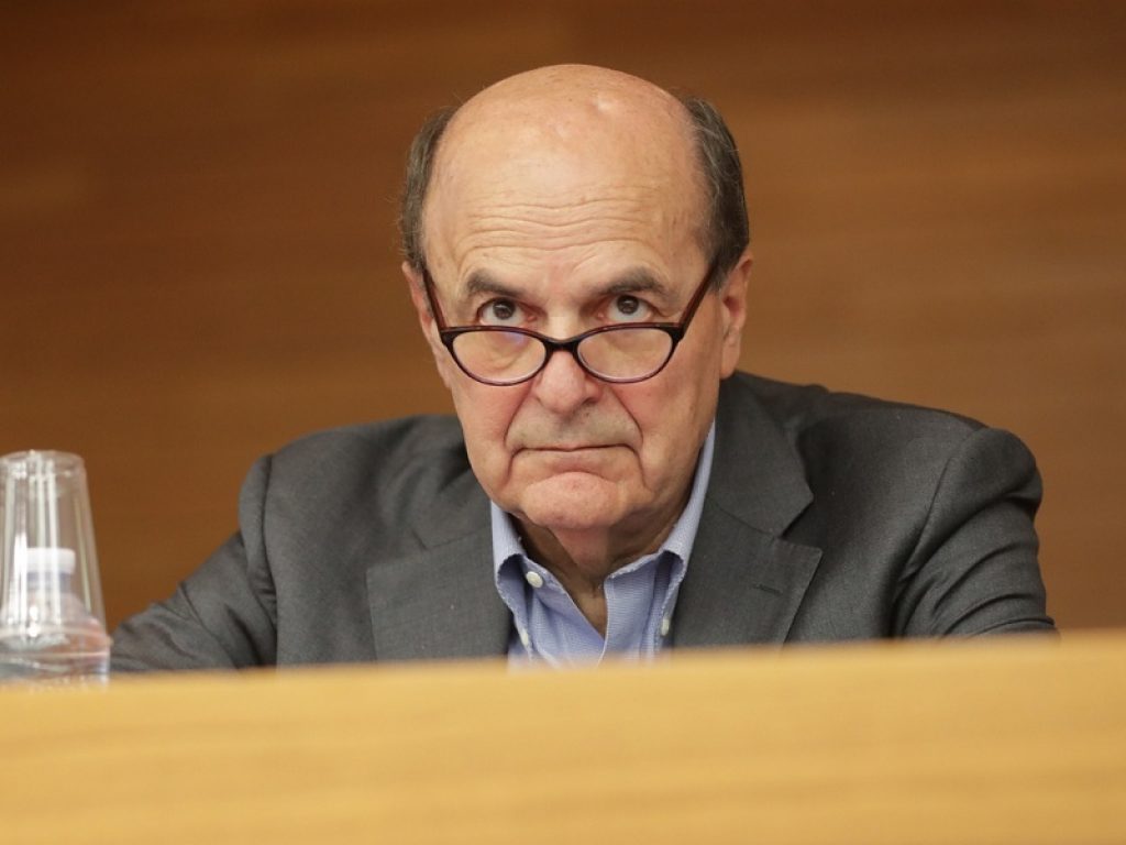 Crisi di governo, Bersani attacca duramente Renzi: “Crisi? Siam fuori come balconi, Italia Viva partito di transfughi arroganti”