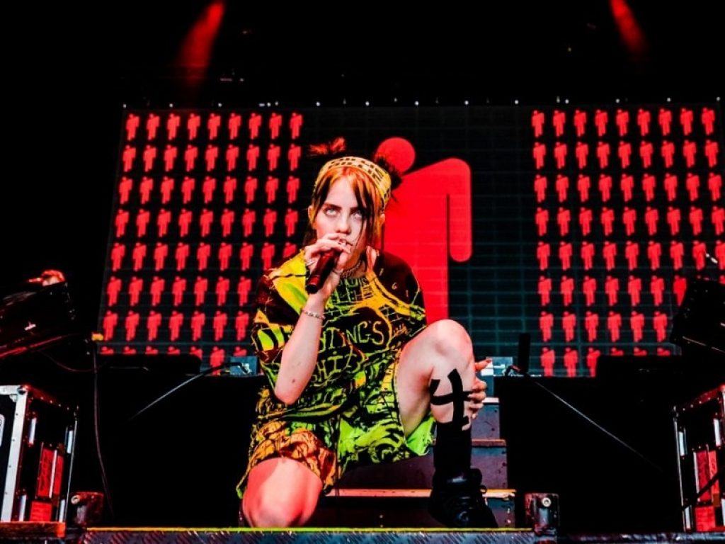 Billie Eilish si racconta nel suo primo libro e confessa di guardare porno dall'età di 11 anni