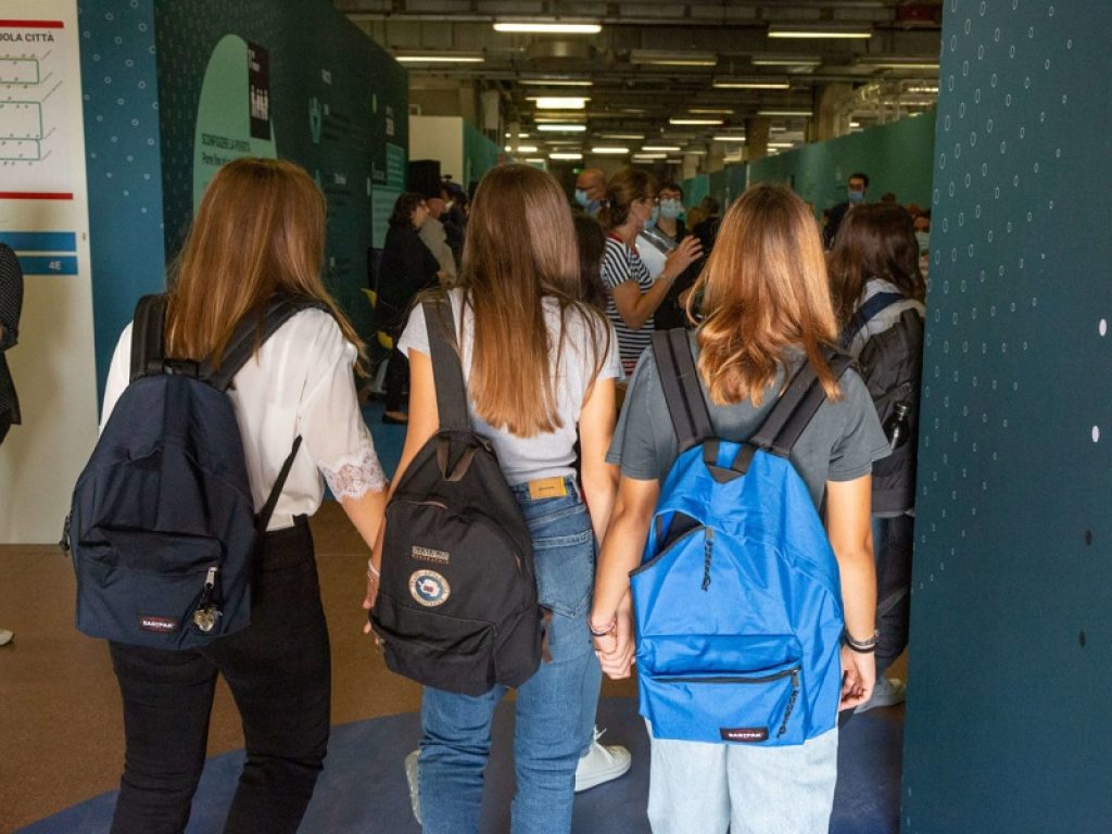Ritorno a scuola, come scegliere lo zaino anti lombalgia? I consigli degli ortopedici: "Deve essere compatto, leggero e con le rotelle"