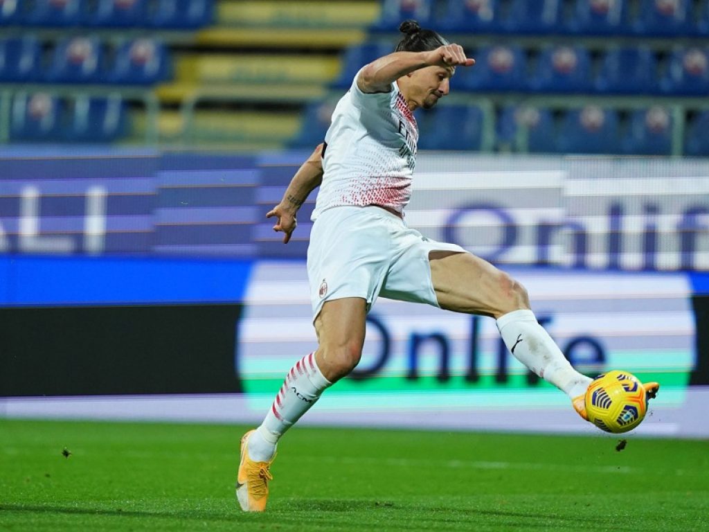 Diciottesima giornata di Serie A: dopo il posticipo Cagliari-Milan deciso dalla doppietta di Ibrahimovic rossoneri ancora in vetta. Inter, Napoli e Juventus inseguono