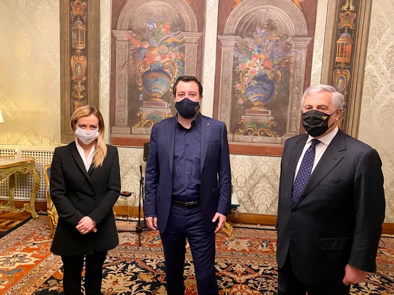 Governo Draghi, il centrodestra è spaccato: Salvini apre ad ascoltare il presidente incaricato e media tra Meloni e Forza Italia