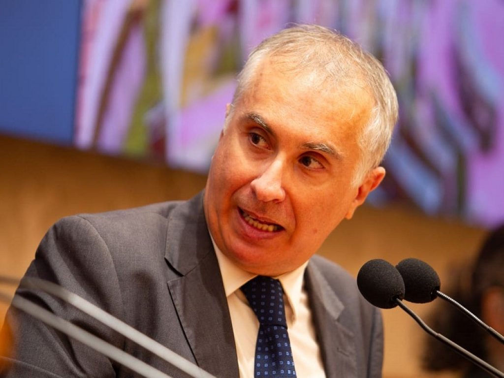 Al Senato per il voto di fiducia al Governo Draghi il senatore Ciampolillo di nuovo in extremis: “Voto no, Salvini pagliaccio”. L'ira della Presidente Casellati