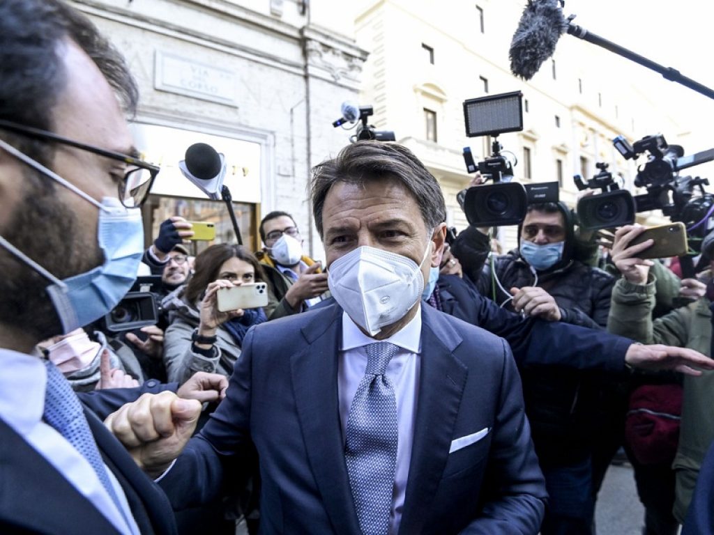 Conte contro Renzi: il giallo della storia su Facebook