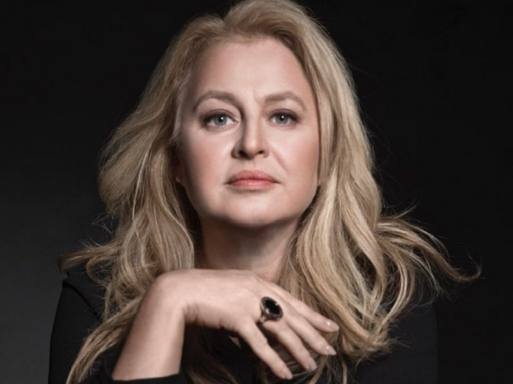 Roberta Damiata racconta in un libro la brillante vita, carriera e pensiero della stilista Coco Chanel, morta a Parigi il 10 gennaio 1971