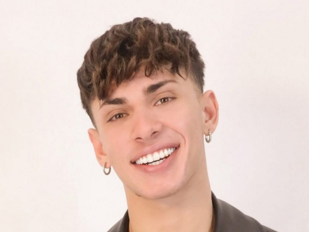 Disponibile online su YouTube il videoclip di "Pensa a te", il nuovo singolo di Deddy che ospita Greta Ragusa, una delle attrici di Skam