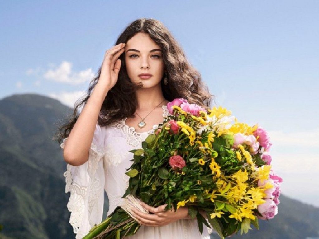 Deva Cassel sul lago di Como per uno spot di Dolce & Gabbana