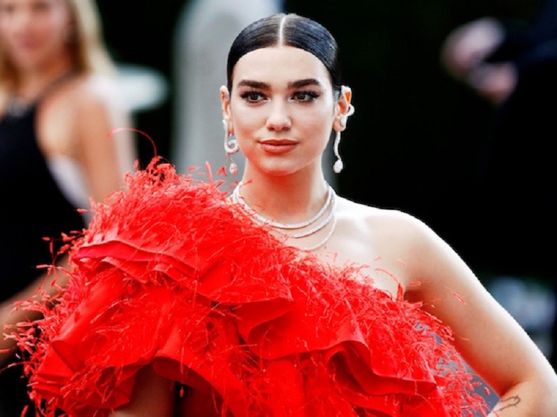 Gossip, Dua Lipa infuriata: "Non sono incinta"