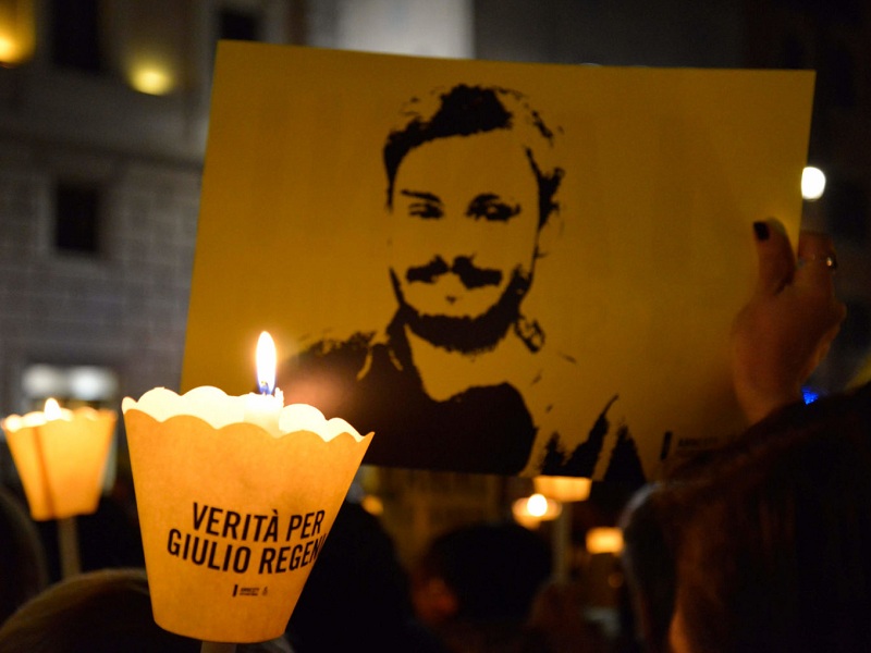 Sospeso il processo per la morte di Giulio Regeni: manca la notifica agli 007 egiziani. Presenti in aula anche i genitori del ricercatore ucciso, Claudio Regeni e Paola Deffendi