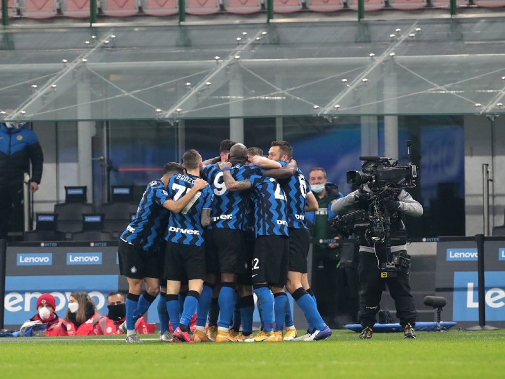 L’Inter si rifà il look: la squadra cambia nome e logo