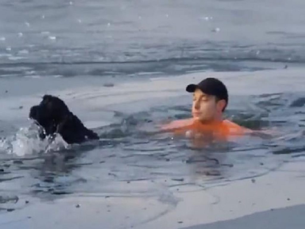 Runner salva cane nel lago ghiacciato: il video è virale