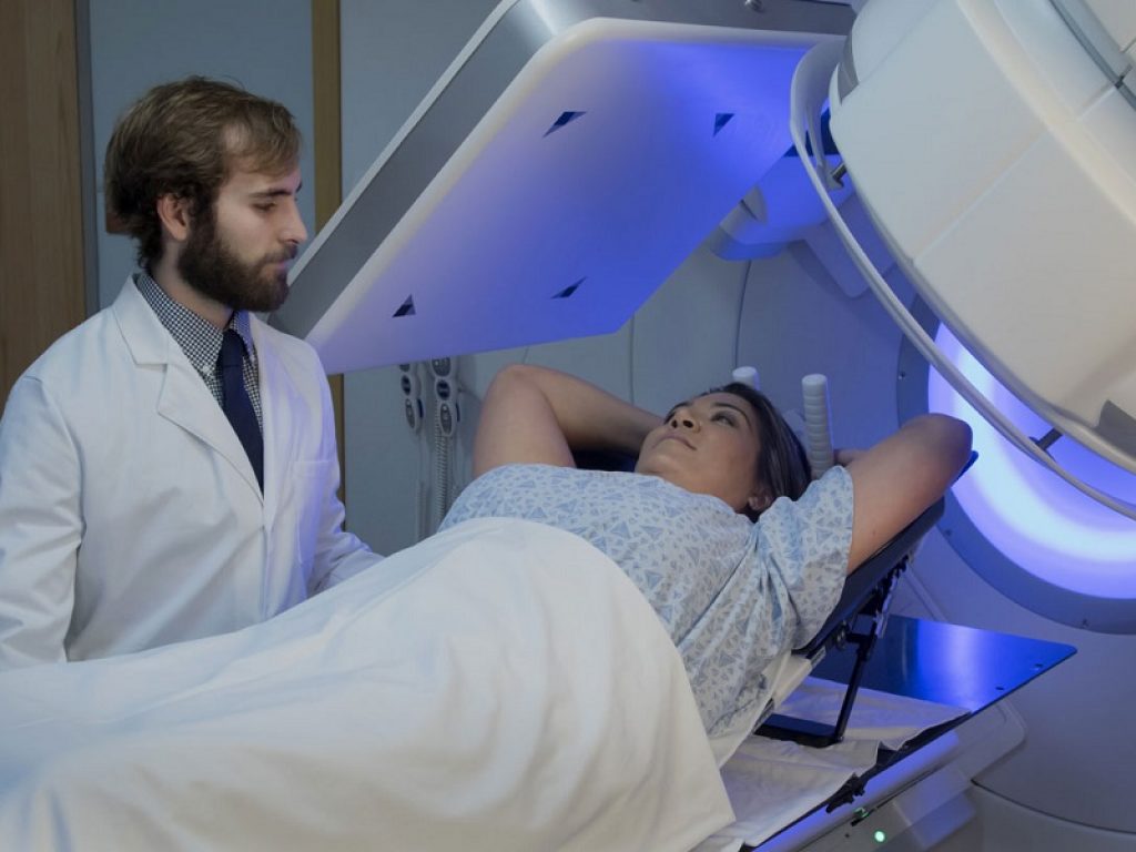 Nelle pazienti con tumore al seno sottoposte a radioterapia, sintomi indicativi di una reazione avversa sono dolore, prurito, edema e astenia